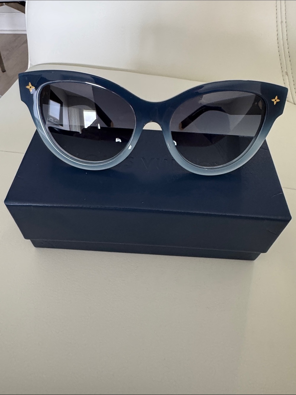 Louis Vuitton Z1947W 7YS Women's Ombre Blue Gradient Cat-Eye Sunglasses Full Set